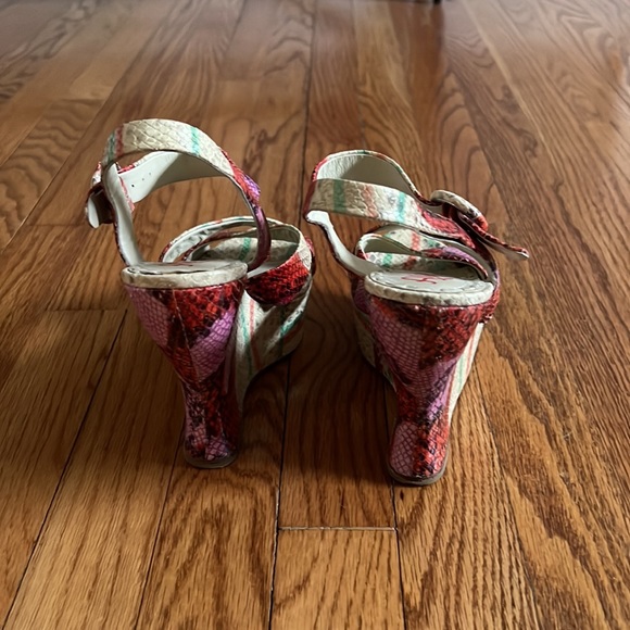 Mutual colored Alice & Olivia leather platform sandals. - Picture 3 of 3